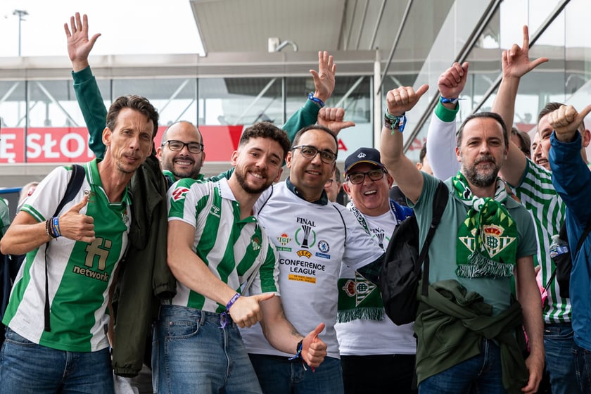 Na wrocławskim lotnisku lądują rzesze kibiców. Dziś mecz Ligii Konferencji, Betis walczy o puchar z Chelsea