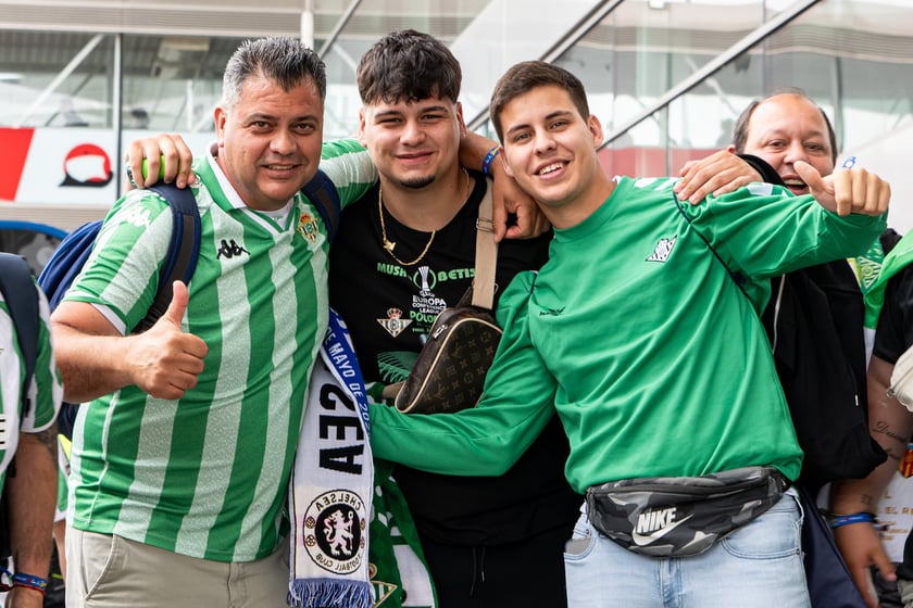 Na wrocławskim lotnisku lądują rzesze kibiców. Dziś mecz Ligii Konferencji, Betis walczy o puchar z Chelsea
