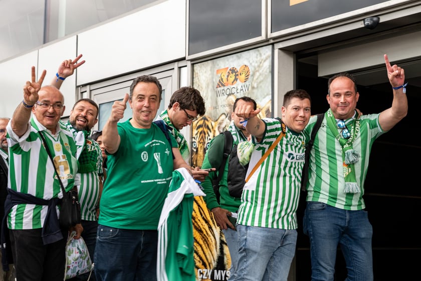 Na wrocławskim lotnisku lądują rzesze kibiców. Dziś mecz Ligii Konferencji, Betis walczy o puchar z Chelsea