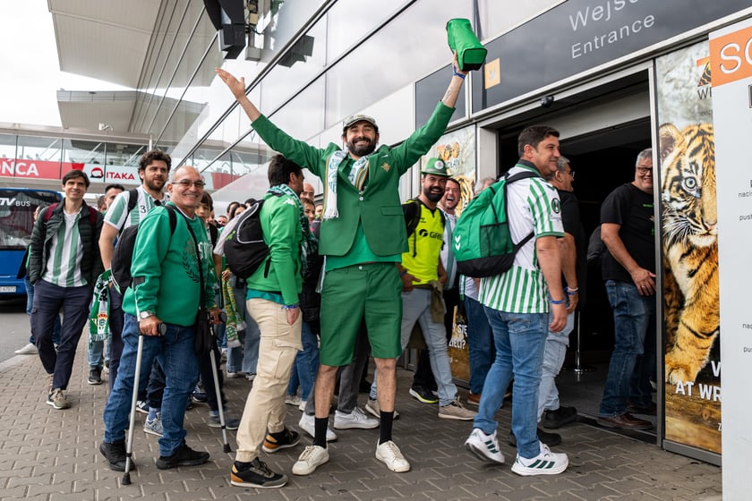 Na wrocławskim lotnisku lądują rzesze kibiców. Dziś mecz Ligii Konferencji, Betis walczy o puchar z Chelsea