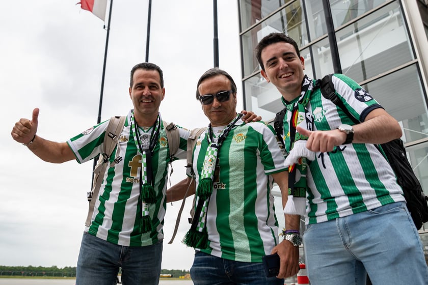 Na wrocławskim lotnisku lądują rzesze kibiców. Dziś mecz Ligii Konferencji, Betis walczy o puchar z Chelsea
