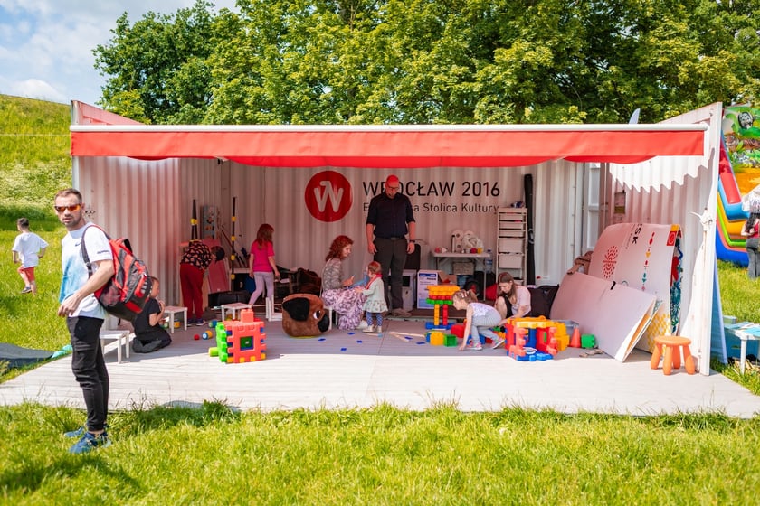 Piknik z okazji Dnia Rodzicielstwa Zastępczego, który odbył się w sobotę 31 maja w parku Grabiszyńskim we Wrocławiu