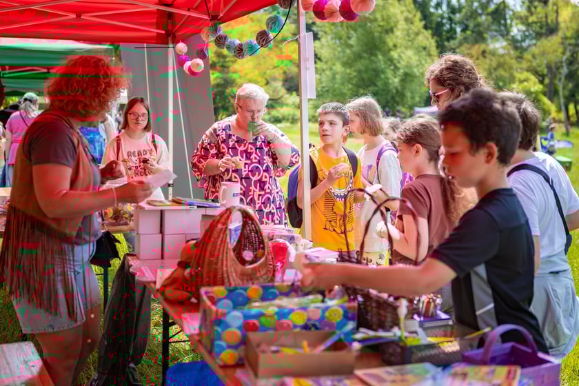 Piknik z okazji Dnia Rodzicielstwa Zastępczego, który odbył się w sobotę 31 maja w parku Grabiszyńskim we Wrocławiu