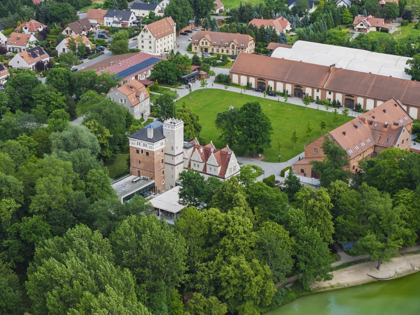 Zamek Topacz, widok z drona. Do dziś zachowały się zabytkowe zabudowania folwarczne