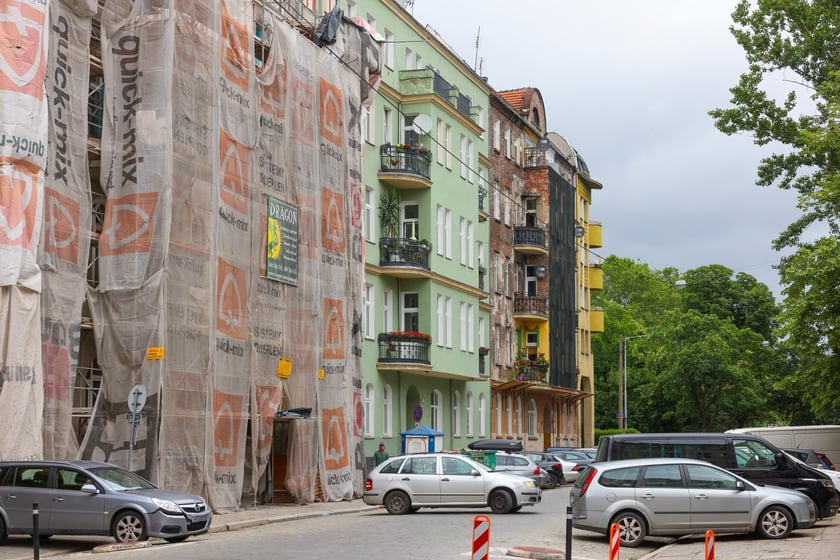 Budynki i spotkanie na Ołbinie, Rozbrat 12, w głębi Rozbrat 16