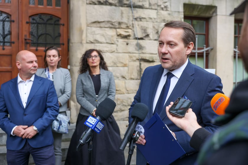 Budynki i spotkanie na Ołbinie, wiceprezydent Michał Młyńczak