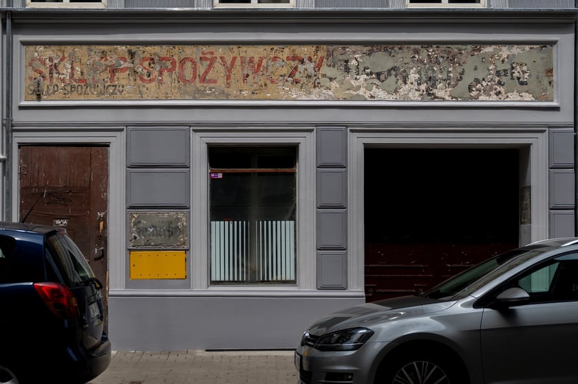 Kamienica przy ul. Cybulskiego 19 - szyld "sklep spożywczy"