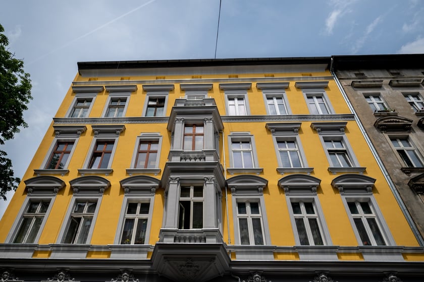 Kamienica przy ul. Cybulskiego 19 - wyr&oacute;żnia ją piękny, słoneczny kolor