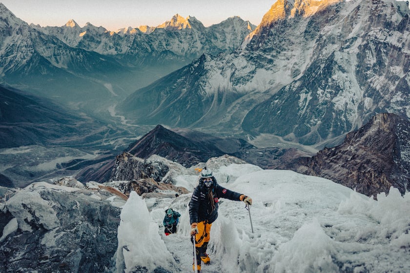 Wyprawa Mateusza Waligóry rowerem, pieszo i wspinając się na Mount Everest