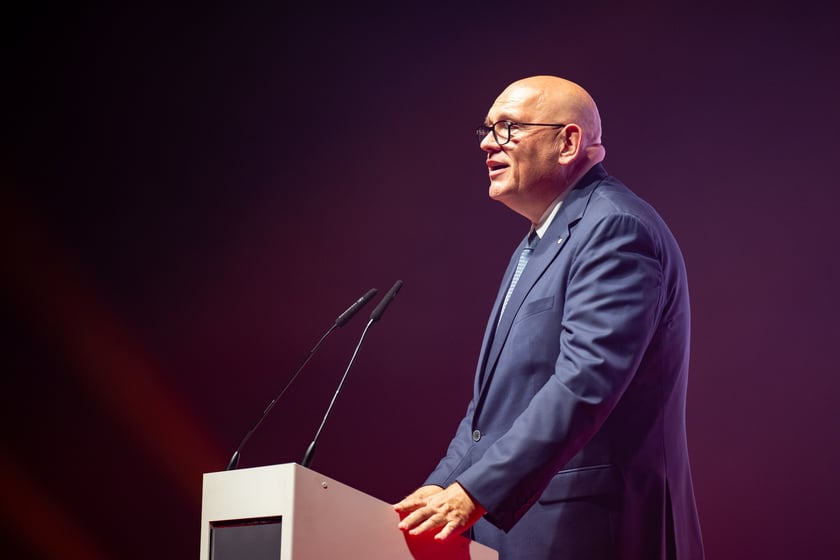 Ceremonia wręczenia plakiet Michelin w Hali Stulecia &ndash; przemawia Maciej Dobrzyniecki