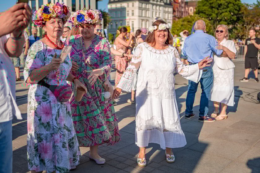 Pierwsza Wrocławska (świętojańska) Potańc&oacute;wka na placu Wolności