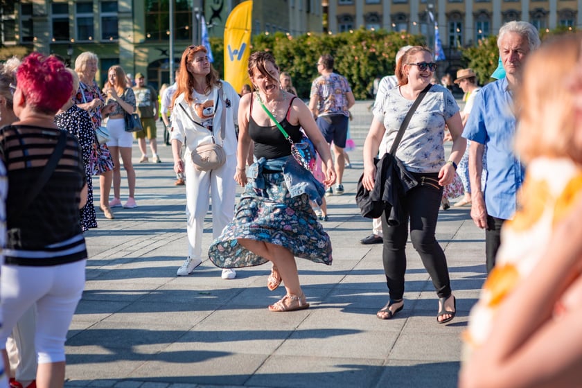 Pierwsza Wrocławska (świętojańska) Potańc&oacute;wka na placu Wolności
