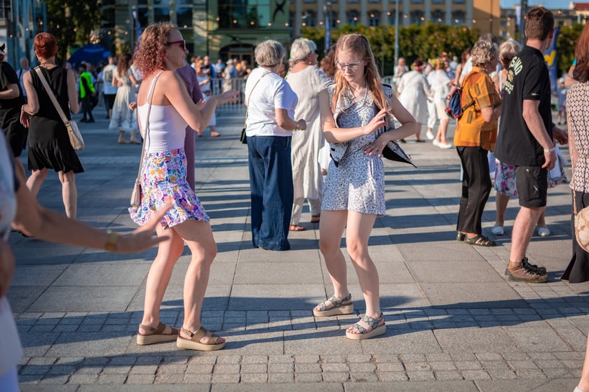 Pierwsza Wrocławska (świętojańska) Potańc&oacute;wka na placu Wolności