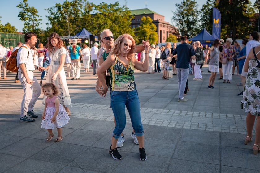 Pierwsza Wrocławska (świętojańska) Potańc&oacute;wka na placu Wolności