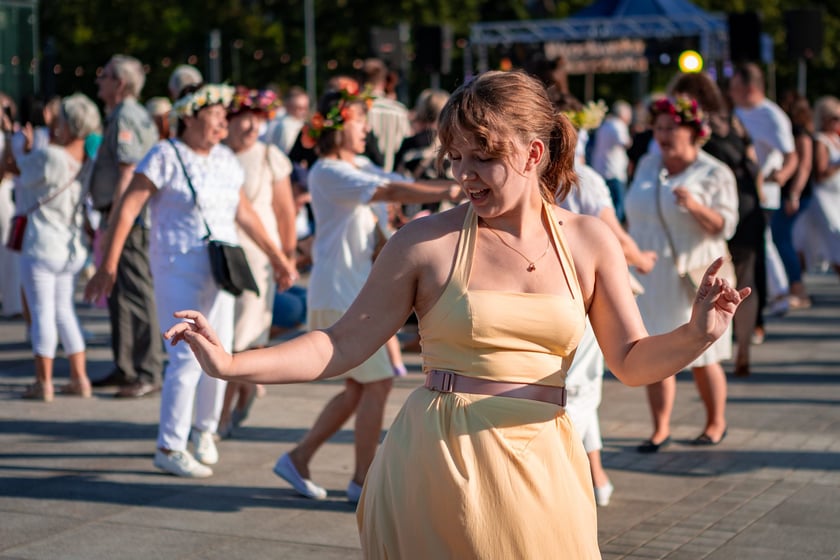 Pierwsza Wrocławska (świętojańska) Potańc&oacute;wka na placu Wolności