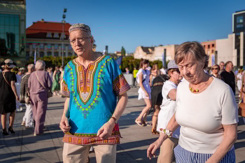 Pierwsza Wrocławska (świętojańska) Potańc&oacute;wka na placu Wolności