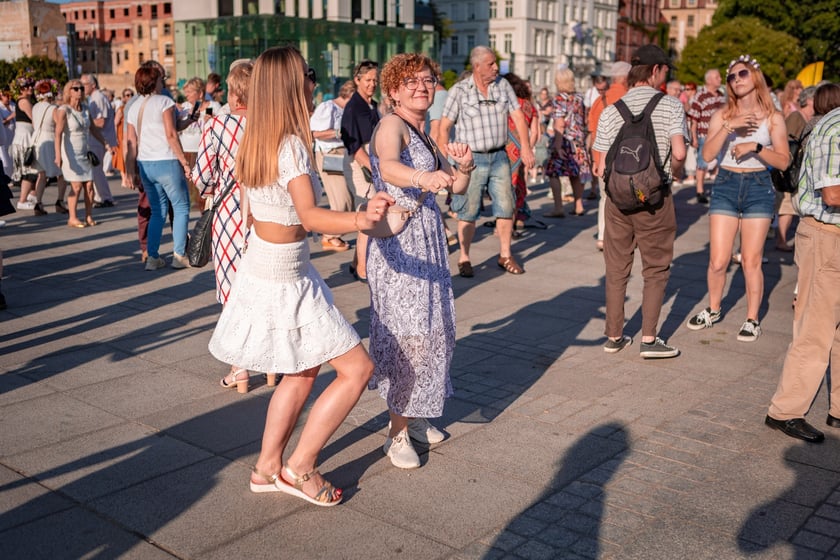 Pierwsza Wrocławska (świętojańska) Potańc&oacute;wka na placu Wolności