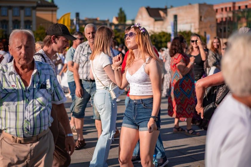 Pierwsza Wrocławska (świętojańska) Potańc&oacute;wka na placu Wolności