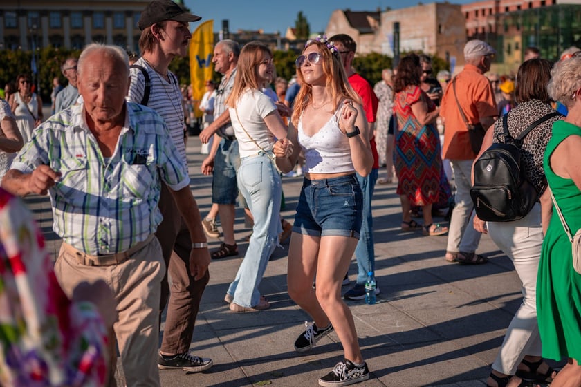 Pierwsza Wrocławska (świętojańska) Potańc&oacute;wka na placu Wolności