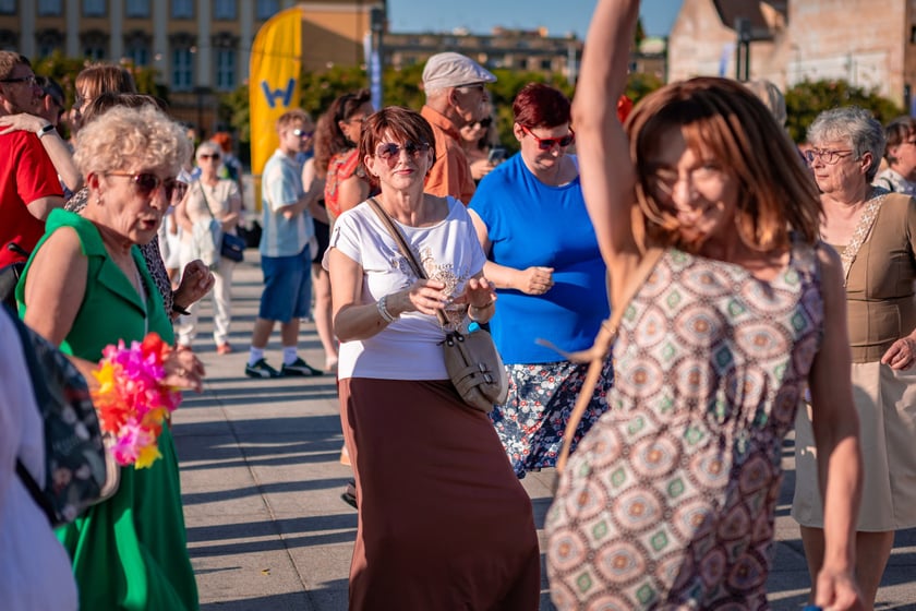 Pierwsza Wrocławska (świętojańska) Potańc&oacute;wka na placu Wolności
