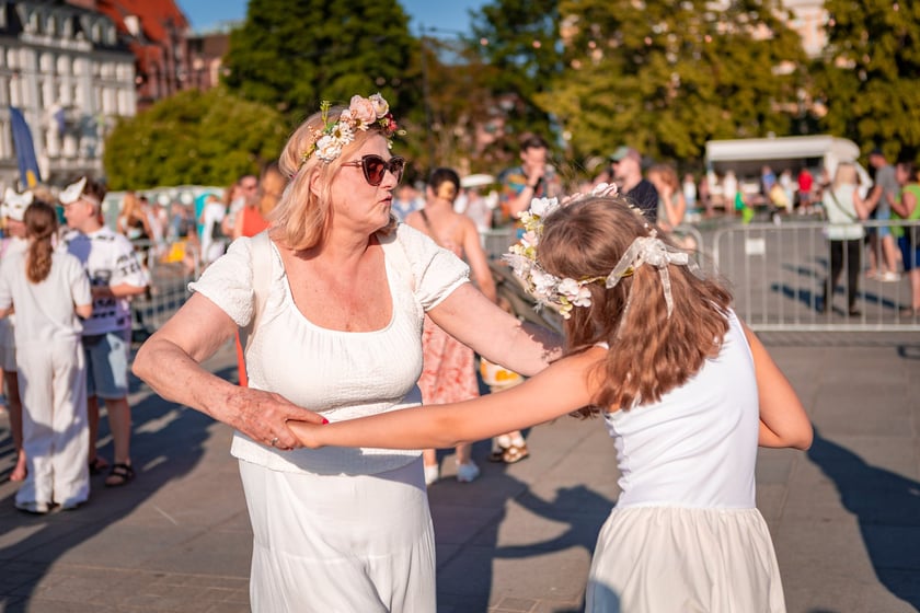 Pierwsza Wrocławska (świętojańska) Potańc&oacute;wka na placu Wolności