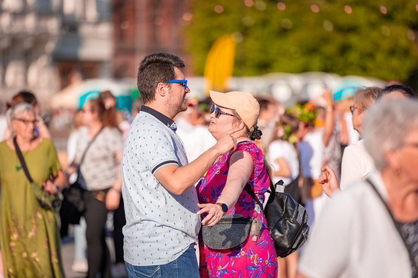 Pierwsza Wrocławska (świętojańska) Potańc&oacute;wka na placu Wolności