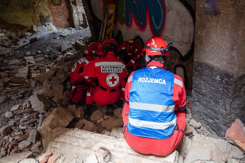Niekt&oacute;re ćwiczenia obejmowały wchodzenie w ciasne przestrzenie i działanie w trudnych warunkach