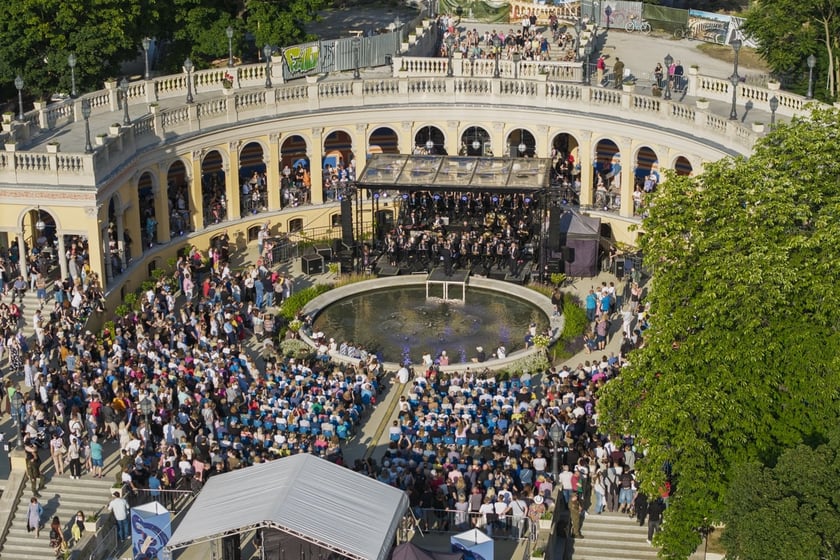 Koncert orkiestry wojskowej z udziałem wokalist&oacute;w i ch&oacute;ru na Bastionie Sakwowym.