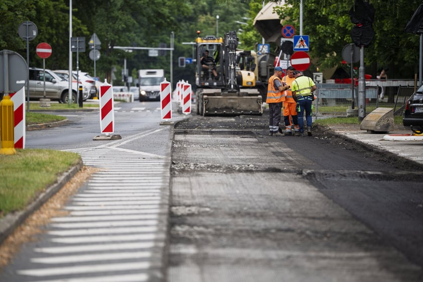 Sprzęt budowlany i drogowcy na Bajana, pierwszy dzień remontu (23 czerwca 2025)