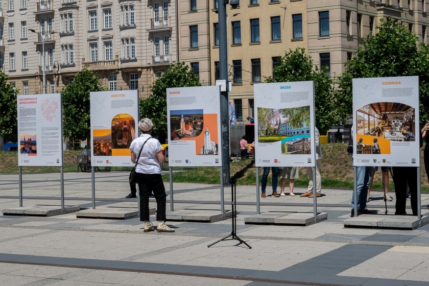 Wystawa „Perły Aglomeracji Wrocławskiej” przed Dworcem Głównym PKP we Wrocławiu
