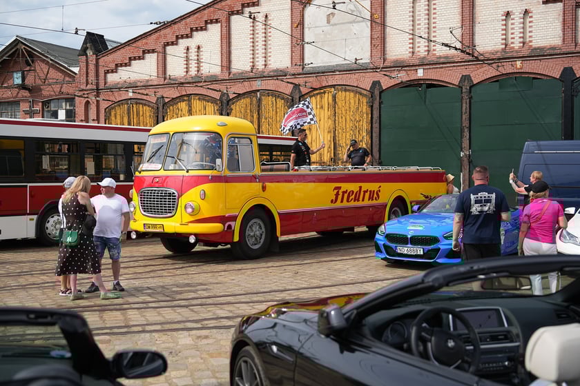 Kabriolety na Zajezdni Popowice witał legendarny wrocławski kabriolet Fredruś