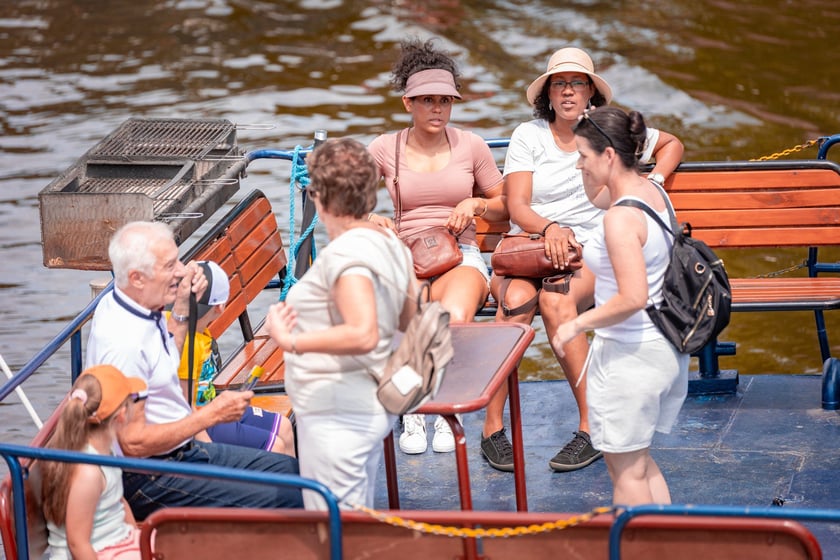 Upał we Wrocławiu. W niedzielę 6 lipca temperatura przekroczyła 30 stopni Celsjusza. Turyści i wrocławianie szukają ochłody