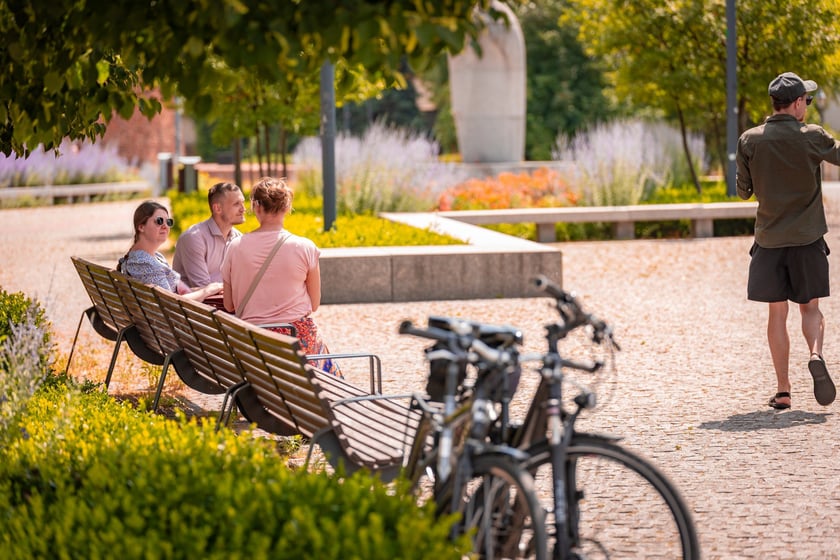 Upał we Wrocławiu. W niedzielę 6 lipca temperatura przekroczyła 30 stopni Celsjusza. Turyści i wrocławianie szukają ochłody