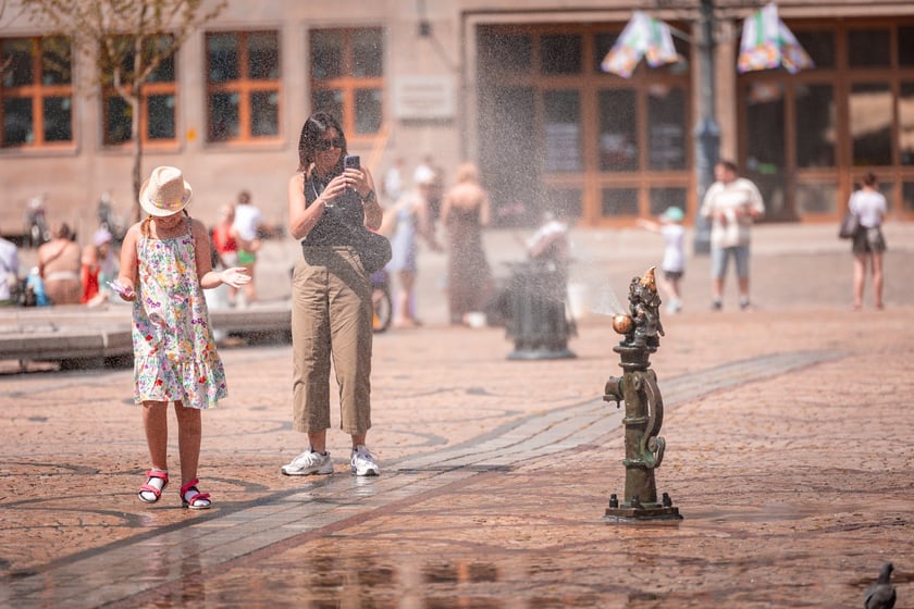 Upał we Wrocławiu. W niedzielę 6 lipca temperatura przekroczyła 30 stopni Celsjusza. Turyści i wrocławianie szukają ochłody