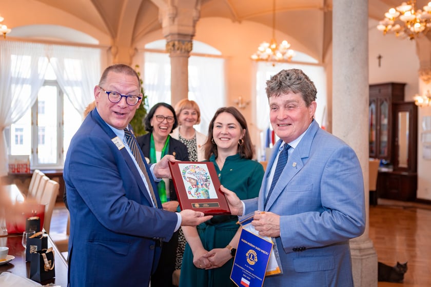 Mark S. Lyon i Ryszard Kessler, delegacja Lions w ratuszu&nbsp;