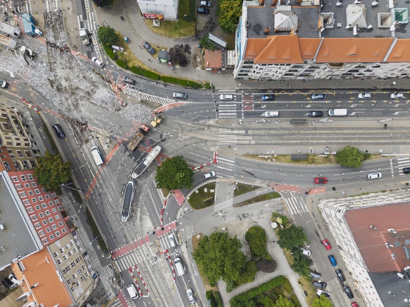 Wymiana rozjazdów tramwajowych na skrzyżowaniu Dubois z Pomorską (Nadodrze), 7 lipca 2025