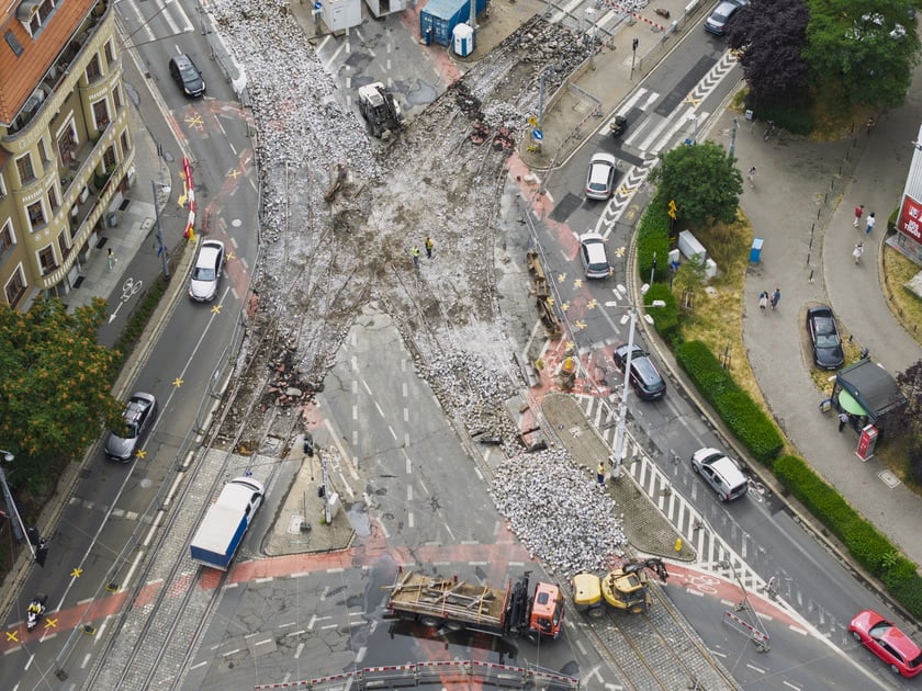 Wymiana rozjazdów tramwajowych na skrzyżowaniu Dubois z Pomorską (Nadodrze), 7 lipca 2025