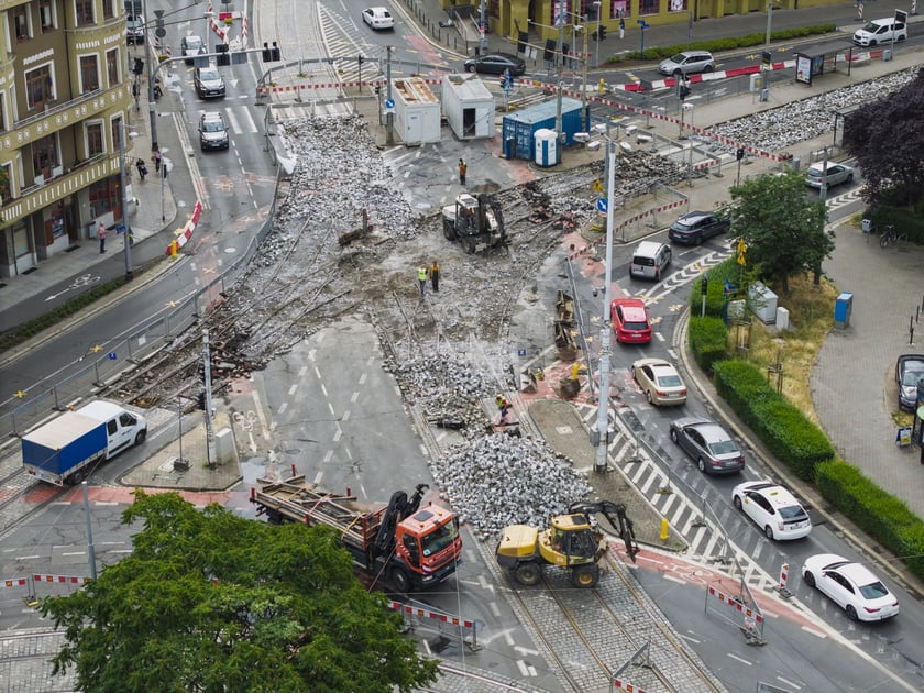 Wymiana rozjazdów tramwajowych na skrzyżowaniu Dubois z Pomorską (Nadodrze), 7 lipca 2025