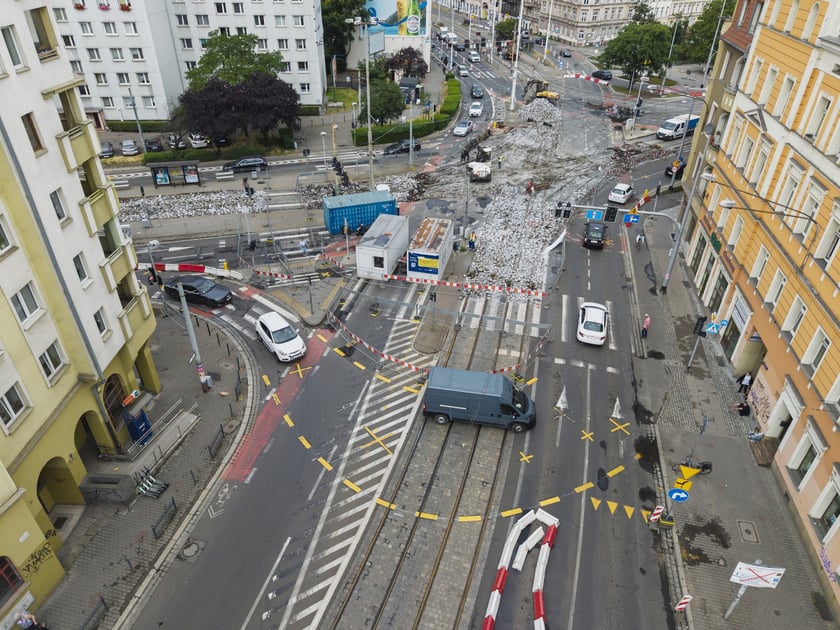 Wymiana rozjazdów tramwajowych na skrzyżowaniu Dubois z Pomorską (Nadodrze), 7 lipca 2025