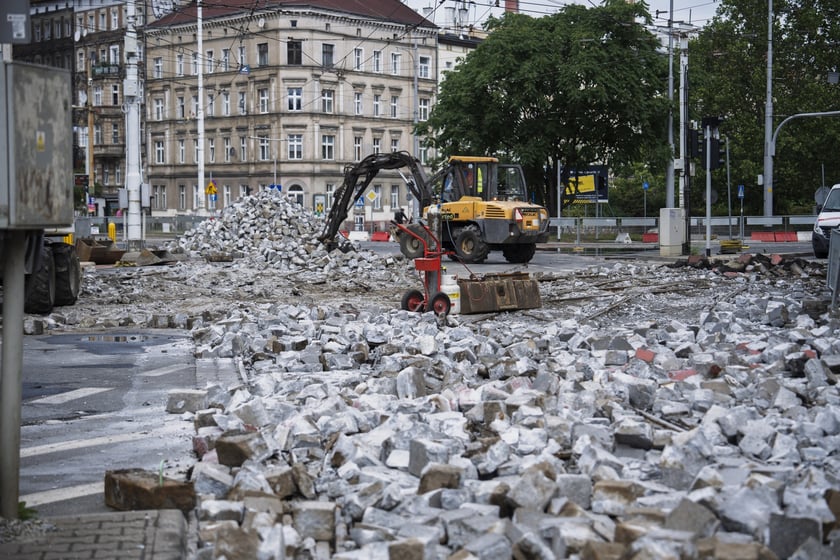 Wymiana rozjazdów tramwajowych na skrzyżowaniu Dubois z Pomorską (Nadodrze), 7 lipca 2025