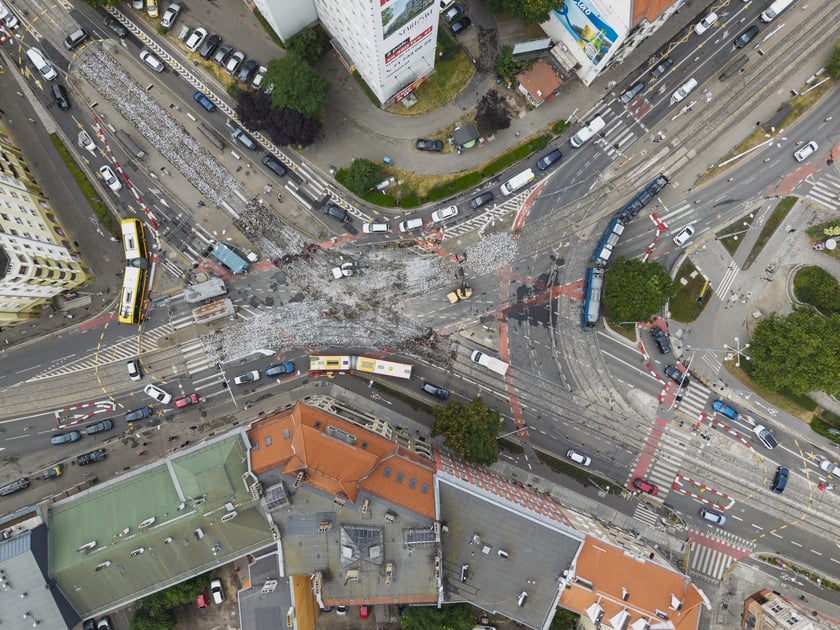 Wymiana rozjazdów tramwajowych na skrzyżowaniu Dubois z Pomorską (Nadodrze), 7 lipca 2025
