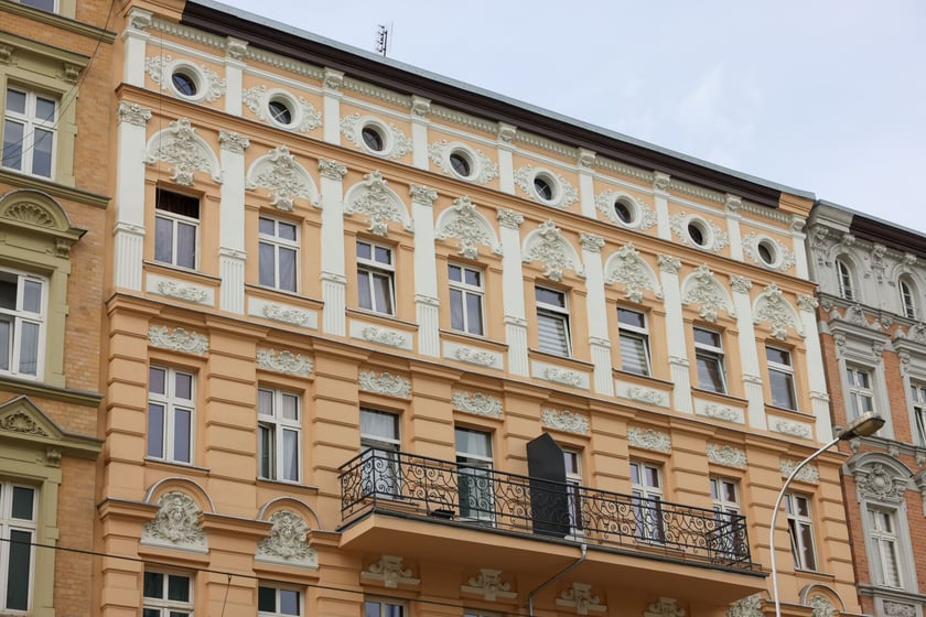 Kamienica Jedności Narodowej 172 po remoncie, lipiec 2025