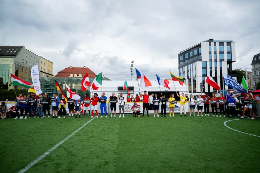 Ruszył XV Wrocław Cup! Kolorowa parada otworzyła Międzynarodowy Turniej w Piłce Ulicznej