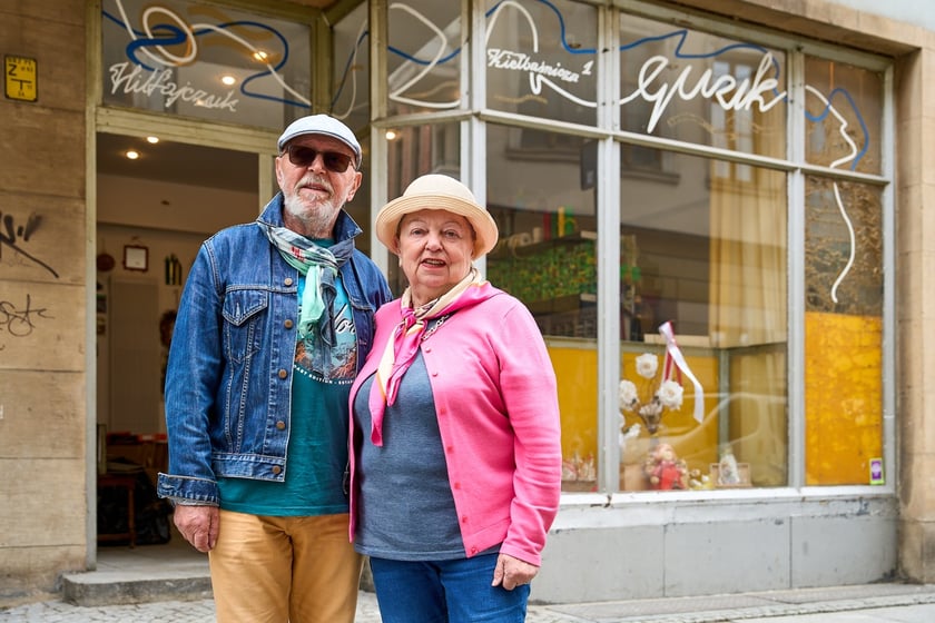 Zdzisława i Piotr Hiltajczukowie, właściciele pasmanterii "Guzik" przy ul. Kiełbaśniczej