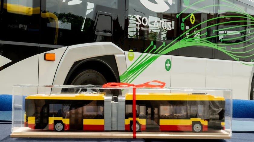 Solaris z Lego, a w tle prawdziwy autobus