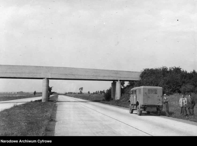 Autostrada A4 Wrocław - Legnica, rok 1947.&nbsp;Z prawej na poboczu stoi samoch&oacute;d oraz trzech pracownik&oacute;w Państwowego Instytutu Geologicznego