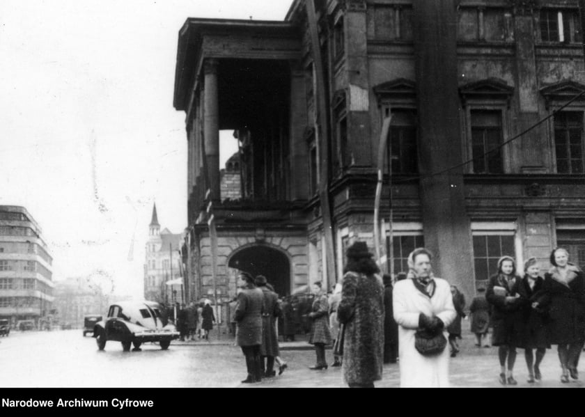Wrocław, ul Świdnicka, rok 1946. Przed budynkiem Opery unikatowa Tatra 87