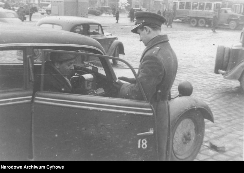 Wrocław, rok 1947. Kontrola drogowa kierowcy taksówki nr 18 marki DKW