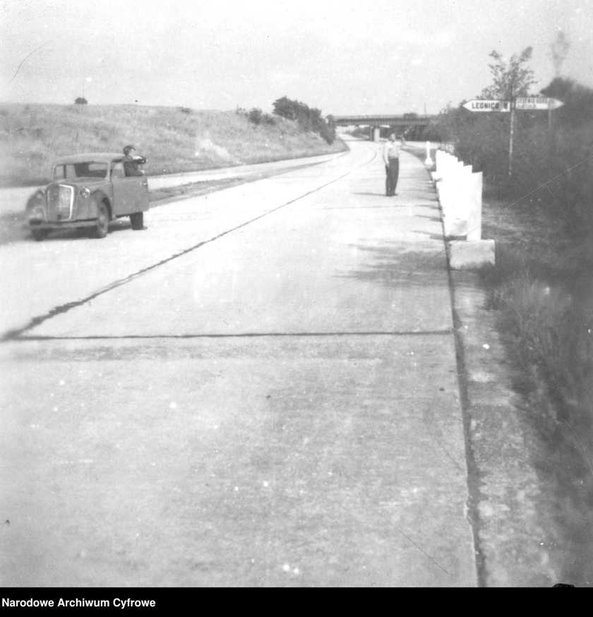 Rok 1948. Opel Olympia na opustoszałej autostradzie koło Legnicy