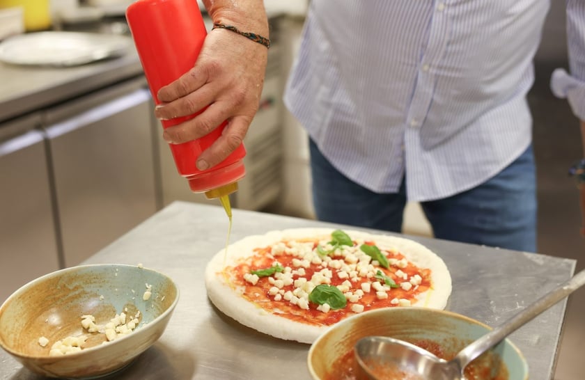 Amedeo Menale z restauracji Vivere Italiano jest świetnym szefem kuchni, tu przygotowuje pizzę bezglutenową